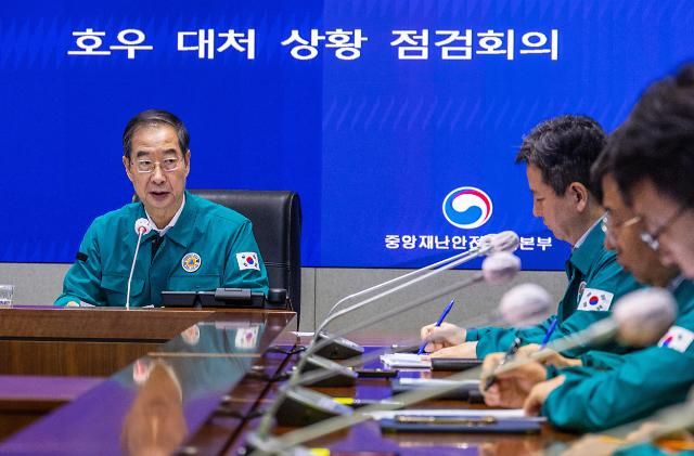 정체전선의 영향으로 충청과 전북 중심으로 집중호우가 내리고 있는 15일 오전 한덕수 국무총리가 서울 종로구 정부서울청사에서 열린 호우 대처 상황 점검 회의에 참석해 발언하고 있다 사진연합뉴스