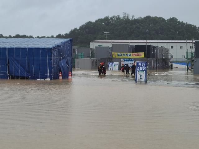 폭우로 물에 잠긴 세종시 공사 현장 세종연합뉴스 세종시에 호우 경보가 내려졌던 14일 낮 12시 54분께 누리동 한 공사 현장에서 불어난 빗물에 컨테이너 안에서 고립된 근로자 4명이 소방당국에 의해 구조됐다 세종시는 이날 0시부터 오후 7시까지 1514㎜의 비가 내렸다 2023714 세종소방본부 제공 재판매 및 DB 금지 swanynacokr2023-07-14 200327 저작권자 ⓒ 1980-2023 ㈜연합뉴스 무단 전재 재배포 금지저작권자 ⓒ 1980-2023 ㈜연합뉴스 무단 전재 재배포 금지