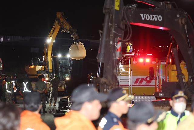 궁평2지하차도 침수 배수 작업을 위한 물막이 작업 진행 청주연합뉴스 김주형 기자 15일 미호천 제방 유실로 침수된 충북 청주시 오송읍 궁평2지하차도에서 배수 작업을 위한 물막이 작업이 진행되고 있다 2023715 kjhpressynacokr2023-07-15 213130 저작권자 ⓒ 1980-2023 ㈜연합뉴스 무단 전재 재배포 금지저작권자 ⓒ 1980-2023 ㈜연합뉴스 무단 전재 재배포 금지