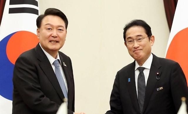북대서양조약기구NATO·나토 정상회의 참석차 리투아니아를 방문 중인 윤석열 대통령이 지난 12일 빌뉴스 한 호텔에서 열린 한일 정상회담에서 기시다 후미오 일본 총리와 악수하고 있다 사진연합뉴스 