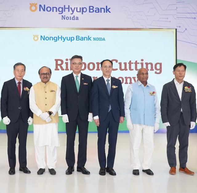 왼쪽부터 재인도 한인연합회 박의돈 회장 우타르프라데시 주 시다트 나드 싱 전 장관 주인도 대한민국대사관 장재복 대사 NH농협금융지주 김용기 부사장 인도비료협동조합IFFCO US 아와스티 CEO 기아자동차 인도법인 손명식 CBSO 13일 농협은행은 서남아시아 시장 진출의 발판이자 기업금융 서비스 중심의 사업 확대를 추진하기 위한 인도「노이다지점」 개점식을 개최했다사진농협은행 
