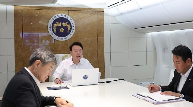 우크라이나를 전격 방문을 마친 윤석열 대통령이 16일현지시간 폴란드 한 지방공항에서 바르샤바 쇼팽국제공항으로 향하는 공군 1호기에서 조태용 국가안보실장 등과 호우 대책회의를 하고 있다 사진연합뉴스