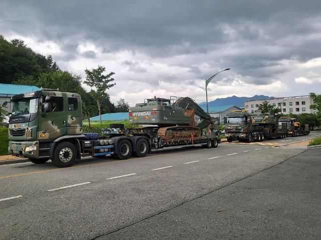 지난 17일 호우피해 복구작전 TF 선발대 굴삭기 장비들이 각 지역별로 이동한 가운데 충북지역 지원장비들이 육군학생군사학교로 도착하고 있다 사진육군