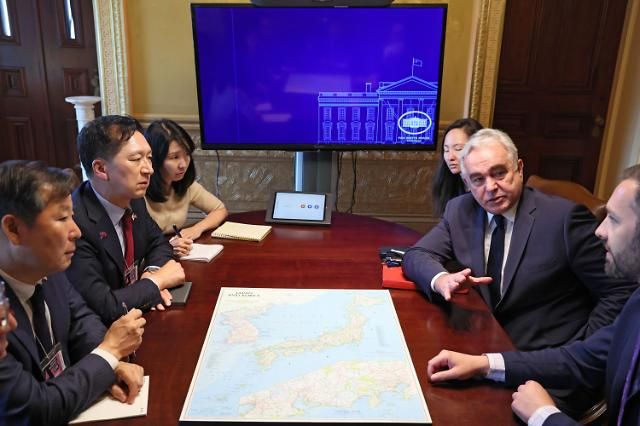 커트 캠벨 국민의힘 방미 대표단에게 북한 ICBM 관련 긴급 브리핑 서울연합뉴스 커트 캠벨 백악관 국가안전보장회의NSC 인도·태평양 조정관이 12일현지시간 워싱턴 DC를 방문 중인 김기현 대표를 비롯한 국민의힘 방미 대표단에 북한 ICBM 관련 긴급 브리핑을 하고있다 2023713 국민의힘 제공 재판매 및 DB금지 photoynacokr2023-07-13 074807 저작권자 ⓒ 1980-2023 ㈜연합뉴스 무단 전재 재배포 금지저작권자 ⓒ 1980-2023 ㈜연합뉴스 무단 전재 재배포 금지