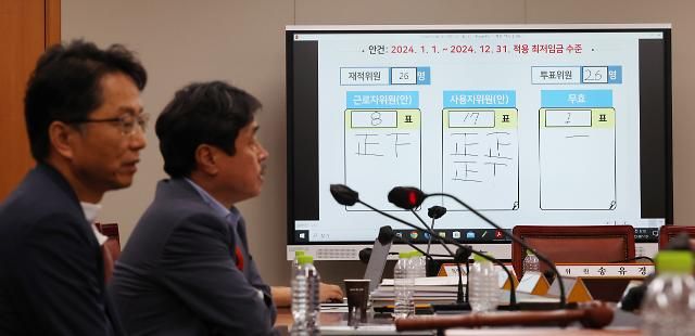 최저임금 9천860원 결국 올해도 표결 세종연합뉴스 김주형 기자 2024년도 최저임금이 9천860원으로 결정됐다 19일 새벽 세종시 정부세종청사 최저임금위원회 회의실 모니터에 표결 결과가 게시되어 있다 박준식 위원장왼쪽과 공익위원 간사인 권순원 숙명여대 교수가 회의실에 자리하고 있다 2023719 kjhpressynacokr2023-07-19 072936 저작권자 ⓒ 1980-2023 ㈜연합뉴스 무단 전재 재배포 금지저작권자 ⓒ 1980-2023 ㈜연합뉴스 무단 전재 재배포 금지