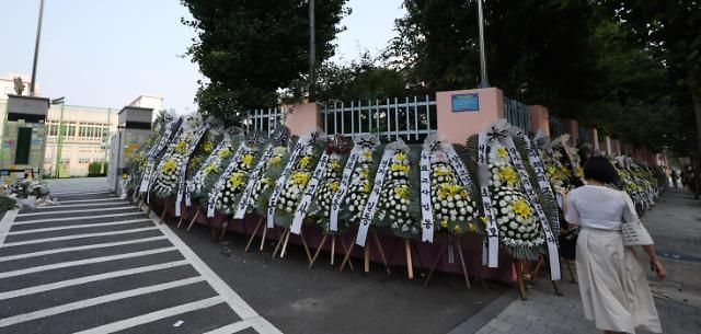 학교 앞에 놓인 화환들 서울연합뉴스 신준희 기자 20일 오전 서울 서초구 한 초등학교 앞에 추모 화환이 놓여있다 교육계에 따르면 이 학교 담임 교사 A씨가 학교 안에서 극단적 선택을 해 숨지는 일이 발생했다 2023720 hamaynacokr2023-07-20 082816 저작권자 ⓒ 1980-2023 ㈜연합뉴스 무단 전재 재배포 금지저작권자 ⓒ 1980-2023 ㈜연합뉴스 무단 전재 재배포 금지