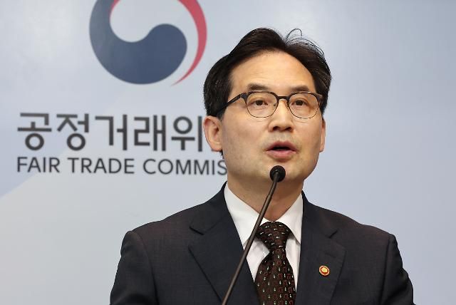 한기정 공정거래위원장이 20일 오전 세종시 정부세종청사에서 조달청이 발주한 170개 백신 입찰에서 1개 백신제조사와 6개 백신총판 25개 의약품도매상 등 총 32개 백신 관련 사업자들이 사전에 낙찰예정자를 정하고 들러리를 섭외해 투찰할 가격을 공유하는 방식으로 담합한 행위에 대해 시정명령과 과징금 409억 원을 부과하기로 결정했다며 세부 내용을 설명하고 있다 사진연합뉴스
