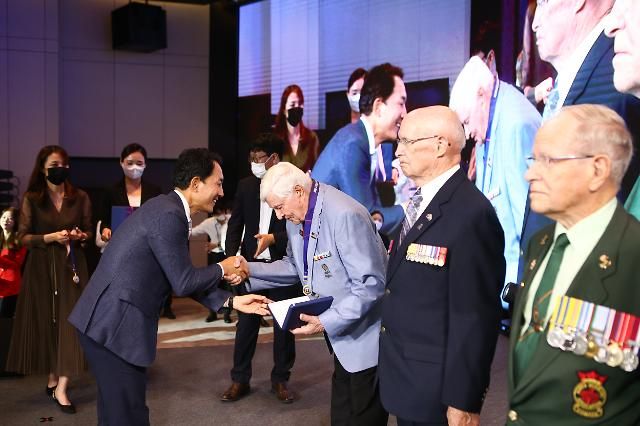 박민식 국가보훈부 장관이 2022년 9월 30일 서울 그랜드앰버서더에서 열린 유엔참전용사 재방한 초청 감사만찬에 참석해 유엔참전용사들에게 평화의 사도메달을 수여 하고 있다 사진국가보훈부