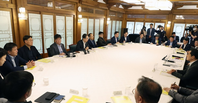 사진은 지난 6월 18일 오후 서울 종로구 총리 서울공관에서 열린 고위당정협의회의장 이날은 후쿠시마 원전 오염수 관련 대응 상황을 점검하고 중대 범죄자 신상 공개 확대 방안 등을 논의하는 자리였다사진연합뉴스