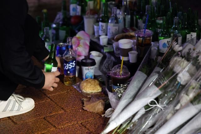 신림 흉기난동 현장 추모 서울연합뉴스 박동주 기자 22일 서울 관악구 지하철 2호선 신림역 인근 상가 골목에 전날 묻지마 흉기난동 사건으로 숨진 20대 남성을 추모하는 시민들의 발걸음이 이어지고 있다 2023722 pdj6635ynacokr2023-07-22 224310 저작권자 ⓒ 1980-2023 ㈜연합뉴스 무단 전재 재배포 금지저작권자 ⓒ 1980-2023 ㈜연합뉴스 무단 전재 재배포 금지