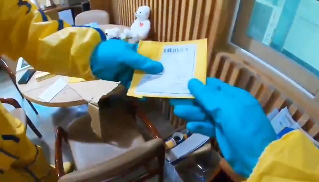 독극물 의심 소포 확인하는 소방대원 울산연합뉴스 20일 울산 동구의 한 장애인복지시설에서 독극물이 담긴 것으로 의심되는 소포가 발견돼 경찰과 소방당국이 조사에 나섰다 소방대원이 해당 우편물을 확인하는 모습 2023720 울산소방본부 제공 재판매 및 DB 금지 cantoynacokr2023-07-20 162013 저작권자 ⓒ 1980-2023 ㈜연합뉴스 무단 전재 재배포 금지저작권자 ⓒ 1980-2023 ㈜연합뉴스 무단 전재 재배포 금지