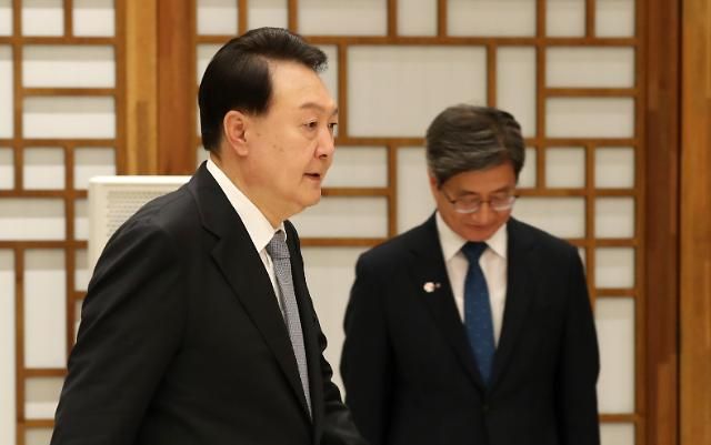 신임 대법관 임명장 수여식 입장하는 윤석열 대통령 서울연합뉴스 임헌정 기자 윤석열 대통령이 21일 서울 용산 대통령실 청사에서 열린 신임 대법관 임명장 수여식에 입장하고 있다 오른쪽은 김명수 대법원장 2023721 대통령실통신사진기자단 kaneynacokr2023-07-21 161901 저작권자 ⓒ 1980-2023 ㈜연합뉴스 무단 전재 재배포 금지저작권자 ⓒ 1980-2023 ㈜연합뉴스 무단 전재 재배포 금지