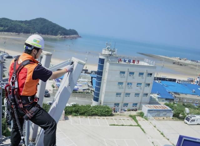 SK오앤에스 담당자가 여름 휴가철 트래픽 증가에 대비해 을왕리 해수욕장 기지국을 사전 점검하고 있다 사진SKT