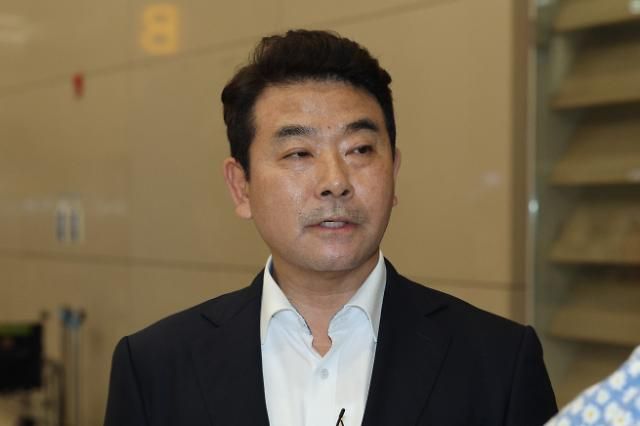 외교 일정을 위해 베트남으로 떠난 박정 더불어민주당 의원이 25일 오전 인천국제공항을 통해 조기 귀국한 뒤 취재진의 질문에 답하고 있다 사진연합뉴스