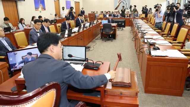 장제원 과학기술정보방송통신위원회 위원장이 27일 오전 서울 여의도 국회에서 더불어민주당 의원들이 불참한 가운데 열린 과학기술정보방송통신위원회 전체회의에서 의사봉을 두드리고 있다 사진연합뉴스