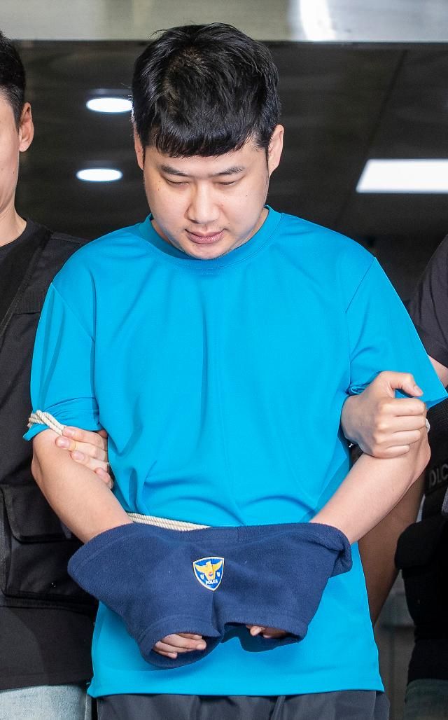 서울 관악구 신림동 거리에서 일면식 없는 행인들에게 흉기를 휘둘러 1명을 숨지게 하고 3명에게 중상을 입힌 피의자 조선33이 28일 오전 서울 관악경찰서에서 검찰로 구속 송치되고 있다 이날 조선은 취재진에 죄송합니다라고 한 뒤 차량에 탑승했다 사진유대길 기자 dbeorlf123ajunewscom