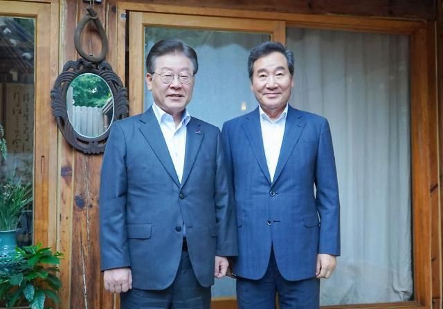 이재명·이낙연 만찬 회동 서울연합뉴스 더불어민주당 이재명 대표와 이낙연 전 대표가 28일 서울 모처에서 만찬 회동을 하기 전 포즈를 취하고 있다 2023728 더불어민주당 제공 재판매 및 DB금지 uwg806ynacokr2023-07-28 195402 저작권자 ⓒ 1980-2023 ㈜연합뉴스 무단 전재 재배포 금지저작권자 ⓒ 1980-2023 ㈜연합뉴스 무단 전재 재배포 금지