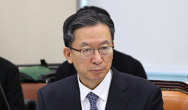 서울연합뉴스 이정훈 기자 더불어민주당 정성호 의원이 17일 오전 열린 국회 국방위원회 전체회의에서 마스크를 벗고 있다 2023217 