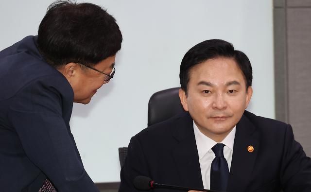 서범수 의원과 대화하는 원희룡 장관 서울연합뉴스 하사헌 기자 원희룡 국토교통부 장관이 6일 오전 서울 여의도 국회 의원회관에서 열린 서울양평 고속도로에 대한 가짜뉴스 관련 국민의힘 국토교통위원회 실무 당정협의회에서 서범수 의원과 대화하고 있다 202376 toadboyynacokr2023-07-06 103902 저작권자 ⓒ 1980-2023 ㈜연합뉴스 무단 전재 재배포 금지저작권자 ⓒ 1980-2023 ㈜연합뉴스 무단 전재 재배포 금지