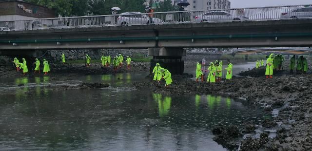 거제 영아 살해 유기 사건 시신 수색 거제연합뉴스 김동민 기자 경찰이 4일 오후 경남 거제시 고현동 신현제1교 주변에서 거제 영아 살해 유기 사건과 관련해 영아 시신을 수색하고 있다 202374 imageynacokr2023-07-04 152911 저작권자 ⓒ 1980-2023 ㈜연합뉴스 무단 전재 재배포 금지저작권자 ⓒ 1980-2023 ㈜연합뉴스 무단 전재 재배포 금지
