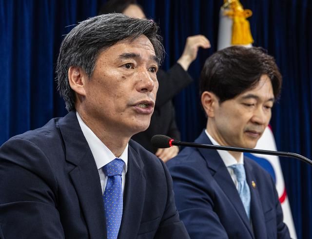 취재진 질문에 답하는 박구연 1차장 서울연합뉴스 황광모 기자 박구연 국무조정실 1차장이 5일 오전 서울 종로구 정부서울청사에서 열린 후쿠시마 원전 오염수 방류 관련 일일 브리핑에서 IAEA 후쿠시마 방류 보고서 제출 관련 정부 입장에 대한 질문에 답하고 있다 202375 hkmpoohynacokr2023-07-05 115203 저작권자 ⓒ 1980-2023 ㈜연합뉴스 무단 전재 재배포 금지저작권자 ⓒ 1980-2023 ㈜연합뉴스 무단 전재 재배포 금지