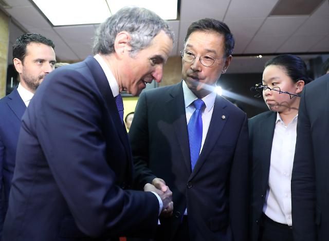 국회 방문한 그로시 IAEA 사무총장 서울연합뉴스 하사헌 기자 위성곤 더불어민주당 후쿠시마 원전오염수 해양투기저지 대책위원회 위원장이 9일 오전 서울 여의도 국회에서 라파엘 그로시 IAEA 사무총장과 면담하기 전 인사하고 있다 202379 공동취재 toadboyynacokr2023-07-09 112903 저작권자 ⓒ 1980-2023 ㈜연합뉴스 무단 전재 재배포 금지저작권자 ⓒ 1980-2023 ㈜연합뉴스 무단 전재 재배포 금지