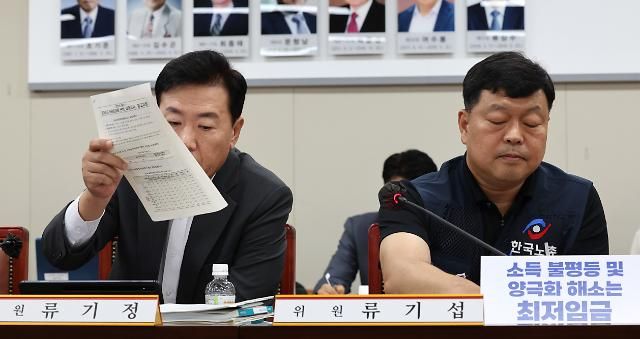 최저임금 실태조사 자료 든 류기정 사용자위원 세종연합뉴스 김주형 기자 6일 오후 세종시 정부세종청사 최저임금위원회 회의실에서 열린 제11차 전원회의에서 사용자위원인 류기정 한국경영자총협회 전무왼쪽와 근로자위원인 류기섭 한국노총 사무총장이 자리하고 있다 202376 kjhpressynacokr2023-07-06 155622 저작권자 ⓒ 1980-2023 ㈜연합뉴스 무단 전재 재배포 금지저작권자 ⓒ 1980-2023 ㈜연합뉴스 무단 전재 재배포 금지