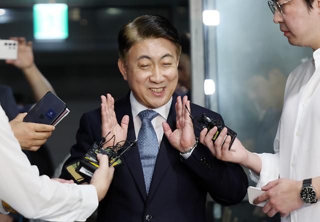 이동관 청문회 준비 사무실 들어서며 과천연합뉴스 박동주 기자 이동관 방송통신위원장 후보자가 1일 오전 청문회 준비 사무실이 마련된 경기도 과천시의 한 오피스텔 건물로 출근 취재진 질문에 답하고 있다 202381 pdj6635ynacokr2023-08-01 105726 저작권자 ⓒ 1980-2023 ㈜연합뉴스 무단 전재 재배포 금지저작권자 ⓒ 1980-2023 ㈜연합뉴스 무단 전재 재배포 금지