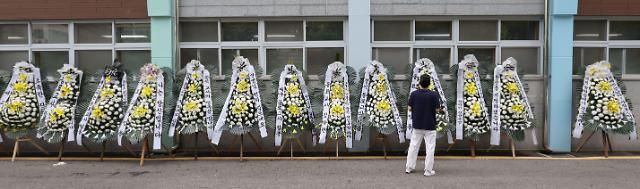 지난달 27일 종로구 서울특별시 중부교육지원청 앞에 6개월 전 극단적 선택을 한 서울 사립초등학교 교사 A씨를 추모하는 화환이 놓여있다 사진연합뉴스