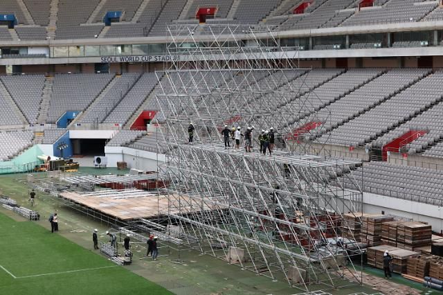 잼버리가 온다 서울연합뉴스 김인철 기자 8일 마포구 서울월드컵경기장상암경기장에서 2023 새만금 세계 스카우트 잼버리의 하이라이트 행사인 K팝 슈퍼 라이브 콘서트를 위한 무대가 설치되고 있다 이날 문화체육관광부는 2023 새만금 잼버리의 K-팝 공연이 오는 11일 오후 7시 이곳 서울월드컵경기장에서 열린다고 밝혔다 폐영식도 같은 곳에서 공연에 앞서 진행된다 202388 yatoyaynacokr2023-08-08 155300 저작권자 ⓒ 1980-2023 ㈜연합뉴스 무단 전재 재배포 금지저작권자 ⓒ 1980-2023 ㈜연합뉴스 무단 전재 재배포 금지