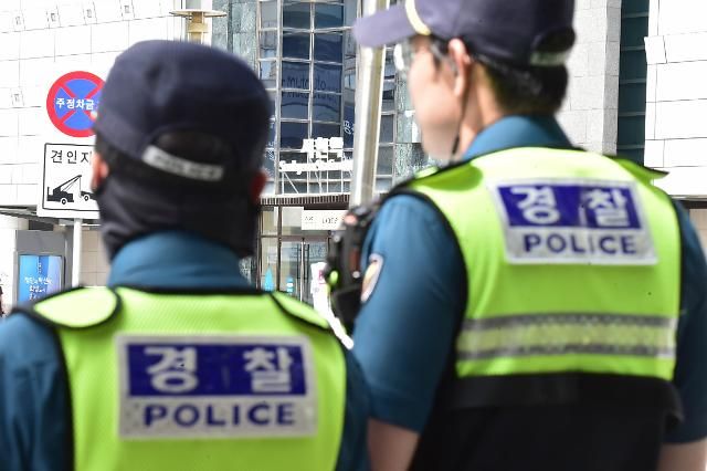 지난 4일 오전 경기도 성남시 분당구 서현역 인근 인도에 경찰이 배치돼 있다 사진유대길 기자 dbeorlf123ajunewscom