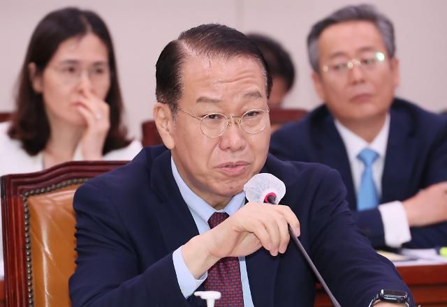 권영세 통일부 장관이 지난달 13일 국회에서 열린 외교통일위원회 전체회의에서 의원질의에 답변하고 있다 사진연합뉴스