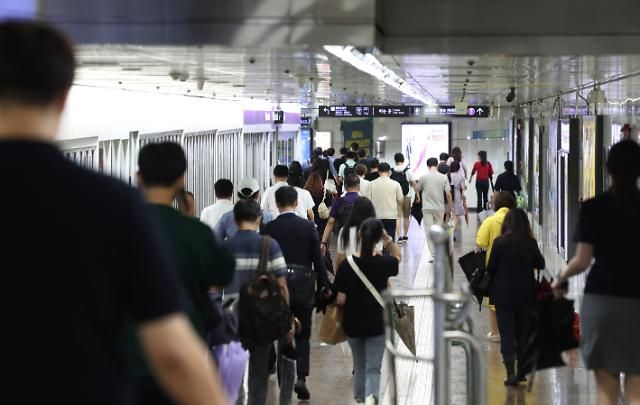 붐비는 퇴근길 지하철역 서울연합뉴스 신준희 기자 전국적으로 태풍 카눈의 영향으로 많은 비가 내린 10일 서울 광화문역이 지하철 이용객들로 붐비고 있다 2023810 hamaynacokr2023-08-10 192258 저작권자 ⓒ 1980-2023 ㈜연합뉴스 무단 전재 재배포 금지저작권자 ⓒ 1980-2023 ㈜연합뉴스 무단 전재 재배포 금지