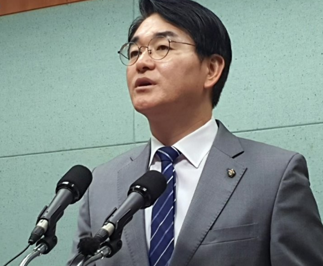 박용진 더불어민주당 의원이 지난 5월 전북도의회에서 기자회견을 열고 윤석열 대통령은 전북 금융중심지 지정 공약을 지키라고 촉구하고 있다사진연합뉴스