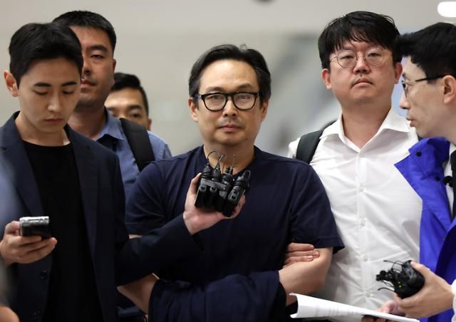 인천지검으로 압송되는 유병언 차남 유혁기 영종도연합뉴스 이지은 기자 유병언 전 세모그룹 회장의 차남 유혁기 씨가 세월호 참사 발생 9년 만에 4일 오전 인천국제공항을 통해 입국 인천지검으로 압송되고 있다 202384 jieunleeynacokr2023-08-04 080235 저작권자 ⓒ 1980-2023 ㈜연합뉴스 무단 전재 재배포 금지저작권자 ⓒ 1980-2023 ㈜연합뉴스 무단 전재 재배포 금지