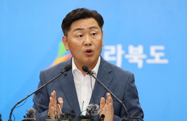 답변하는 김관영 전북지사 전주연합뉴스 정경재 기자 김관영 전북도지사가 14일 전북도청 브리핑룸에서 열린 2023 새만금 세계스카우트잼버리 파행과 관련한 기자회견에서 발언하고 있다 2023814 jayaynacokr2023-08-14 143457 저작권자 ⓒ 1980-2023 ㈜연합뉴스 무단 전재 재배포 금지저작권자 ⓒ 1980-2023 ㈜연합뉴스 무단 전재 재배포 금지