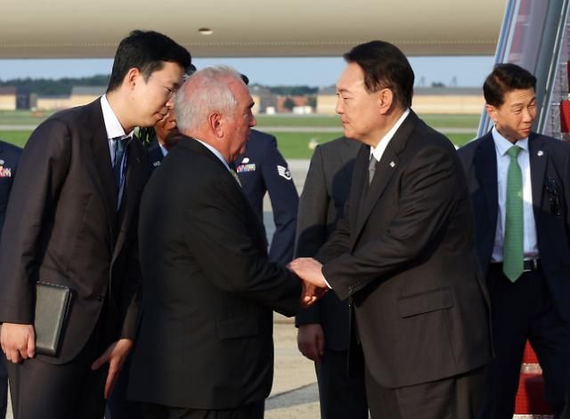 한·미·일 정상회의 참석을 위해 미국을 방문한 윤석열 대통령이 17일현지시간 미국 워싱턴DC 인근 앤드루스 공군기지에 도착 공군 1호기에서 내린 뒤 영접 인사들과 악수하고 있다사진연합뉴스