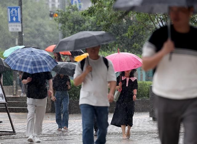 우산 쓴 출근길 서울연합뉴스 류영석 기자 수도권과 강원도 등 중부지방을 중심으로 아침까지 제6호 태풍 카눈의 영향을 받는 가운데 11일 오전 서울 광화문광장에서 시민들이 우산을 쓴 채 걸어가고 있다 2023811 ondolynacokr2023-08-11 091925 저작권자 ⓒ 1980-2023 ㈜연합뉴스 무단 전재 재배포 금지저작권자 ⓒ 1980-2023 ㈜연합뉴스 무단 전재 재배포 금지