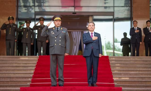 이종섭 국방부장관이 1일현지시각 우즈베키스탄 국방부 청사에서 한-우즈베키스탄 국방장관회담 개최를 앞두고 바코디르 쿠르바노프Bakhodir Kurbanov 우즈베키스탄 국방장관과 함께 환영 의장행사를 받고 있는 모습입니다사진국방부