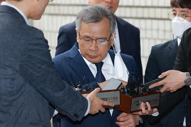 대장동 민간 개발업자들로부터 금품을 수수했다는 이른바 50억 클럽 의혹을 받고 있는 박영수 전 특별검사가 29일 오전 서울 서초구 서울중앙지법에서 열리는 구속 전 피의자 심문영장실질심사을 받기 위해 법정에 출석 마스크를 벗고 있다 20230629사진유대길 기자 dbeorlf123ajunewscom
