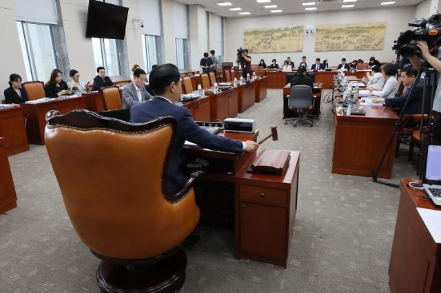 17일 국회에서 열린 교육위원회 법안심사소위원회에서 김영호 위원장이 의사봉을 두드리고 있다 사진연합뉴스