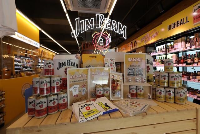 짐빔 팝업스토어로 변신한 이마트24 R광안리센터점 내부 모습 사진이마트24