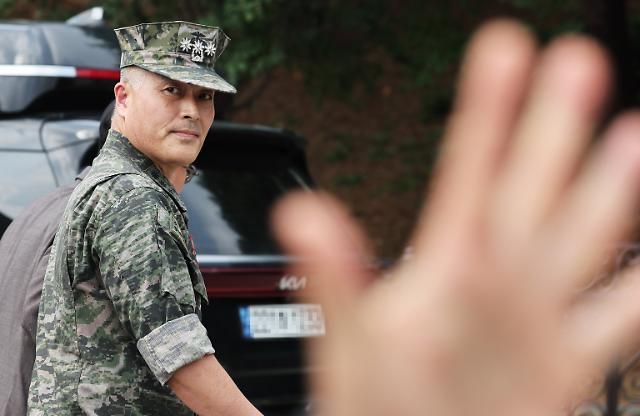 박정훈 전 해병대 수사단장이 18일 오후 승인 없이 TV 생방송에 출연한 것과 관련해 열린 징계위원회에 출석하기 위해 경기도 화성시 해병대 사령부로 들어가고 있다 사진연합뉴스