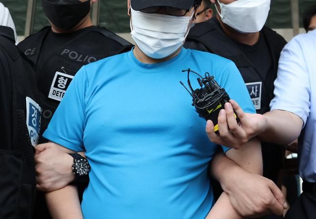 영장심사 향하는 신림동 등산로 성폭행 피의자 서울연합뉴스 신준희 기자 신림동 등산로 성폭행 사건의 피의자 최모씨가 19일 서울중앙지법에서 열리는 영장실질심사를 위해 관악경찰서를 나서고 있다 2023819 hamaynacokr2023-08-19 135651 저작권자 ⓒ 1980-2023 ㈜연합뉴스 무단 전재 재배포 금지저작권자 ⓒ 1980-2023 ㈜연합뉴스 무단 전재 재배포 금지