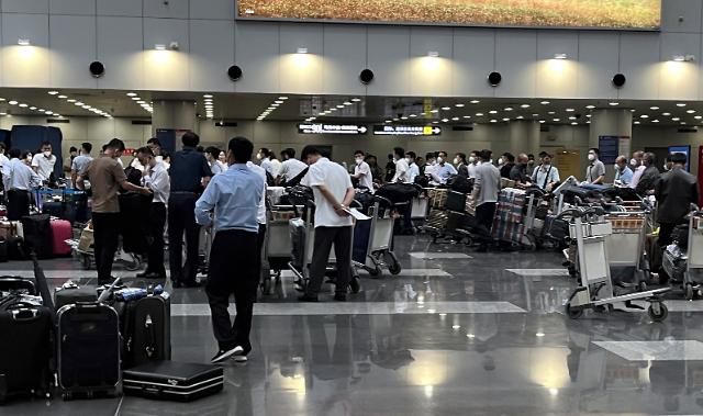 중국 베이징 서우두 공항 고려항공 체크인 카운터에서 북한인들이 지난 24일 평양행 노선에 탑승하기 위해 수속을 하고 있다 사진연합뉴스