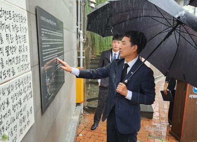 민식 국가보훈부 장관이 28일 오전 전남 순천시 매산고 충혼벽화 기념비에 헌화한 뒤 기념비를 살펴보고 있다 2023828 cbebopynacokr2023-08-28 102938 저작권자 ⓒ 1980-2023 ㈜연합뉴스 무단 전재 재배포 금지저작권자 ⓒ 1980-2023 ㈜연합뉴스 무단 전재 재배포 금지