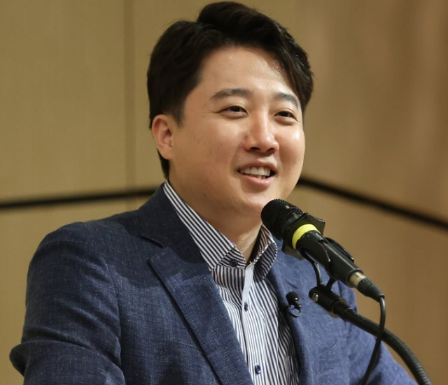 서울연합뉴스 김성민 기자 국민의힘 이준석 전 대표가 26일 오후 서울 성북구 국민대학교 본부관에서 정치대학원 주최로 열린 논쟁 사회를 위한 고민 강연에서 발언하고 있다 2023526 