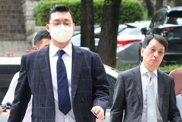 대우산업개발 이상영 회장-한재준 전 대표 영장실질심사 서울연합뉴스 이지은 기자 이상영 대우산업개발 회장왼쪽과 한재준 전 대우산업개발 대표가 29일 오전 서울 서초구 서울중앙지법에서 열린 특정경제범죄 가중처벌 등에 관한 법률 위반횡령·배임·사기 등 혐의 관련 영장실질심사를 받기 위해 법정으로 향하고 있다 2023829 jieunleeynacokr2023-08-29 103148 저작권자 ⓒ 1980-2023 ㈜연합뉴스 무단 전재 재배포 금지저작권자 ⓒ 1980-2023 ㈜연합뉴스 무단 전재 재배포 금지