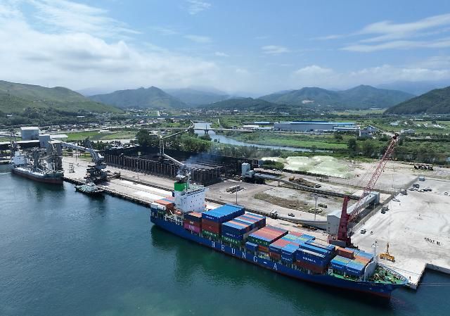 강릉 옥계항 내 컨테이너 정기선 모습 사진연합뉴스