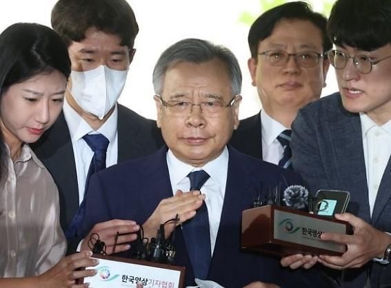 대장동 민간 개발업자들을 돕는 대가로 금품을 수수했다는 이른바 50억 클럽 의혹을 받는 박영수 전 특별검사가 3일 오전 구속 전 피의자 심문에 출석하기 위해 서울 서초구 서울중앙지방법원으로 향하고 있다 사진연합뉴스